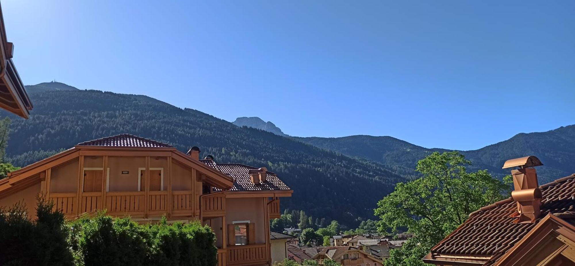 Le Balze Di Carisolo, Trilocale Con Giardino Apartman Kültér fotó